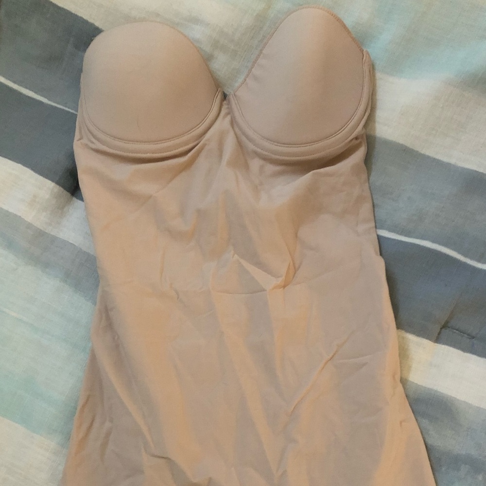 Strapless Nude tummy control slip